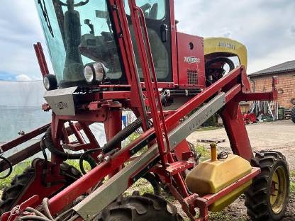 Bild 4:Vermande, Stelzentraktor (Maisentfahnungsmaschine)