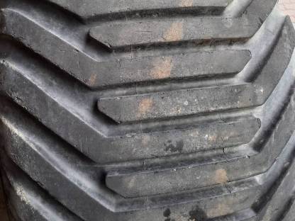 Bild 2:Reifen der Marke BKT 700 50-22.5