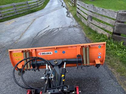 Bild 4:Schneepflug Metrac Kleintraktor Deleks 2m