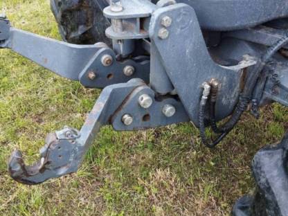 Bild 2:Fronthydraulik New Holland TM