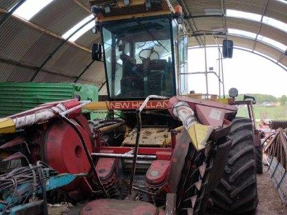 Bild 2:Feldhäcksler new holland 2305
