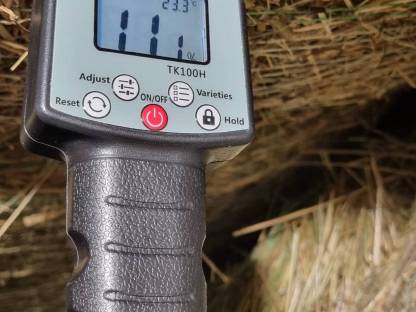 Bild 4:Heuballen und Grummetballen aus Naturschutzflächen