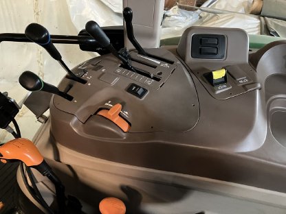 Bild 4:John Deere 5075E mit Hauer Frontlader