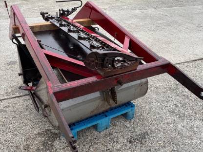 Bild 4:Steyr N182A mit Frontlader und Mähbalken