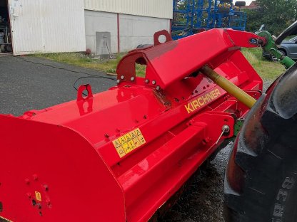 Bild 4:Landwirtschaftliche Geräte zum Verkauf