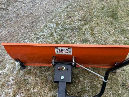 Bild 2:Schneepflug Rasenmähertraktor DEMA DSS 100P