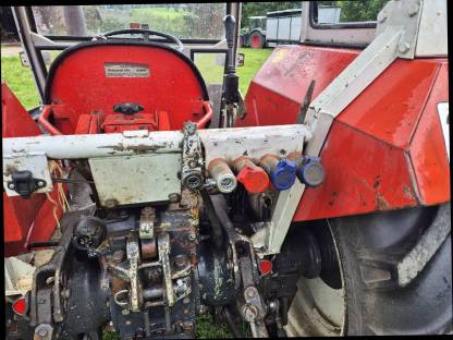 Bild 4:Steyr 8055 mit Hauer Frontladerkonsole