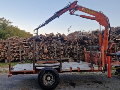 Holzwagen mit Kran
