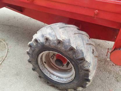 Bild 5:Pöttinger Miststreuer