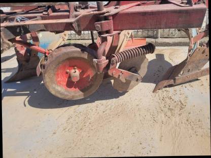 Bild 3:Pflug Kongskilde mit Steinsicherung