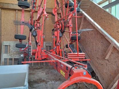 Bild 7:Mittelschwader Kuhn GA 7501