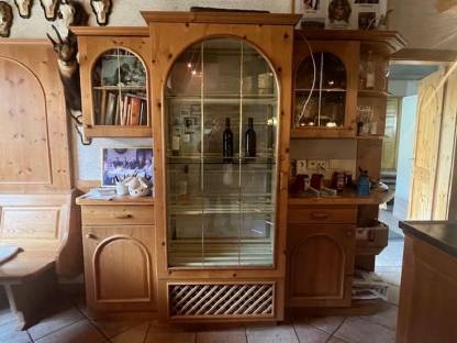 Weinklimaschrank inkl. Anrichte mit Kasterln, Aggregat und Licht