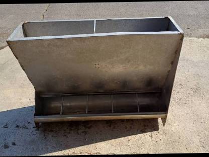 Bild 4:Tränker und Futterautomaten