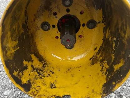 Bild 2:Pöttinger Ladewagengetriebe und Achse