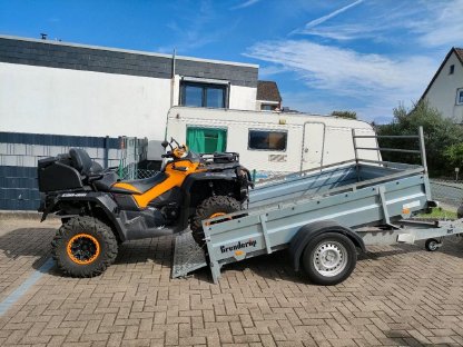 Can-Am Outlander Quad mit Kippanhänger
