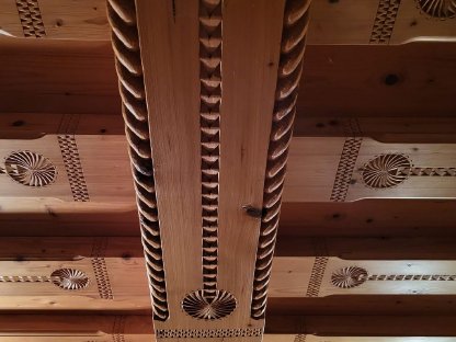 Bild 2:Holzdecke geschnitzt