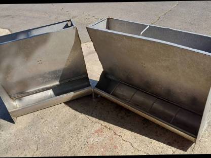 Bild 7:Tränker und Futterautomaten