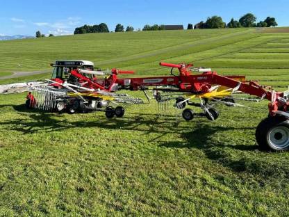 Bild 4:Seitenschwader Pöttinger Top 812 im Neuzustand