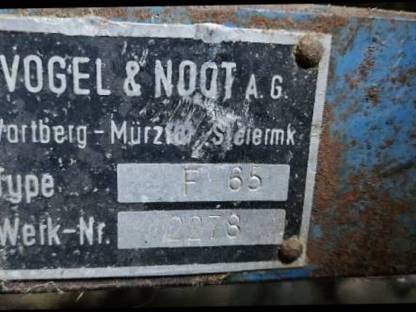 Bild 2:2 Vogel & Noot Motormäher mit 2 Mähbalken und Bandrechen