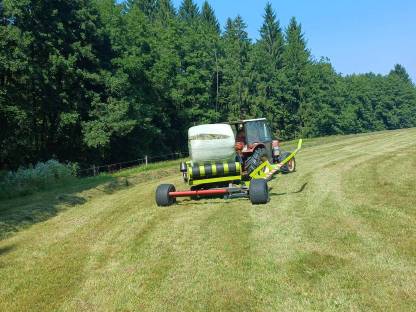 Bild 4:Rundballen-Wickelmaschine