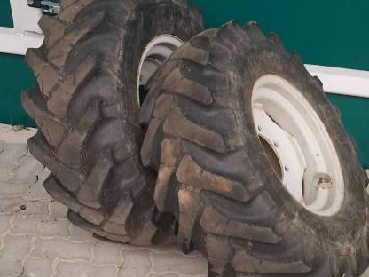 Bild 3:Kompletträder 420/85 R 30 (16.9 R 30) und 14.5-20