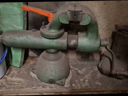 Massiver Schraubstock mit Kugelgelenk, drehbar