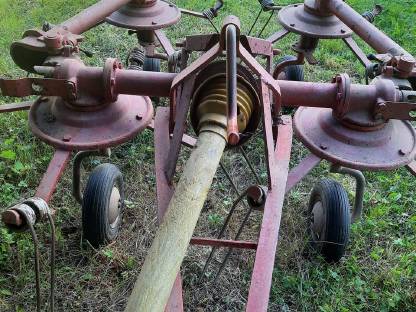 Bild 2:Kreiselheuer Heuwender Kuhn 440 T