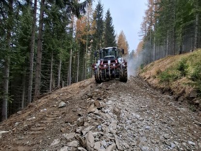 Bild 6:Wegesanierung Steinfräsen Grader D'Ambros Agrar