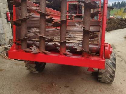 Bild 2:Pöttinger Miststreuer