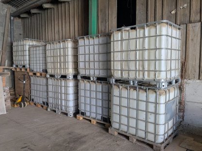 Bild 2:Div. Futterlagerbehälter und Silos