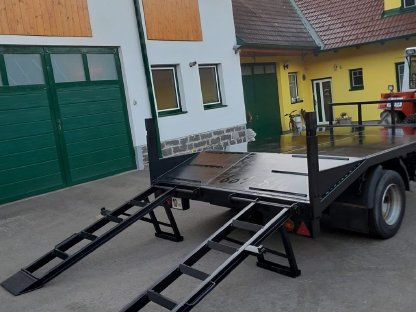 Bild 2:Tieflader mit verstellbaren Auffahrtsrampen