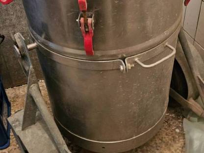 Bild 4:Heugebläse, Schneefräse, Motormäher und Milchtank mit Kühlung