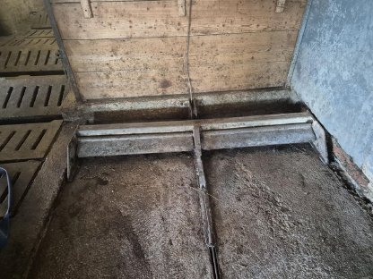 Aufstallung, Schrapper, Betonspalten, verzinkte Rohre