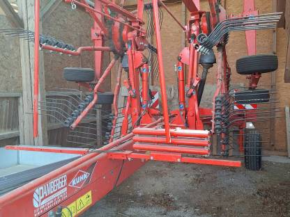 Bild 5:Mittelschwader Kuhn GA 7501