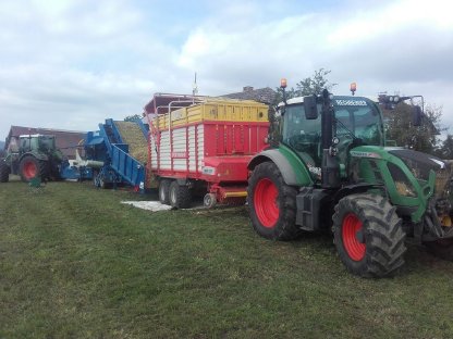 Bild 4:Grünlandernte mit Pöttinger Rotorwagen Faro