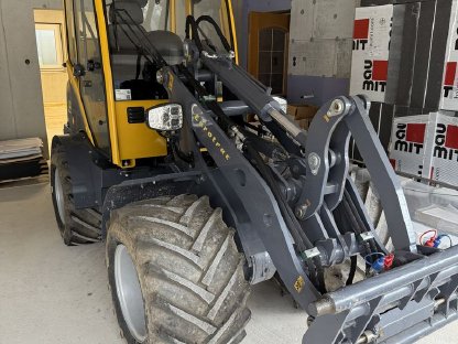 Bild 8:Eurotrac W12 CMF mit Kabine und Euroaufnahme