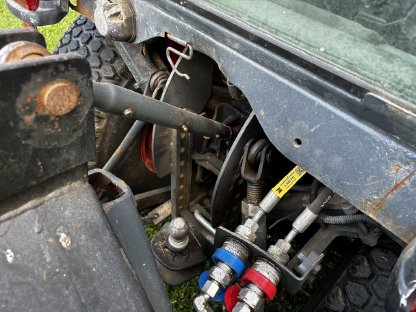 Bild 7:Kubota B2530 mit Frontmähwerk und Schneepflug