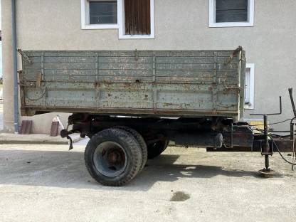Bild 2:LKW-Dreiseitenkipper