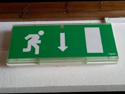 Bild 2:Vorhänge Fluchtwegbeleuchtungen