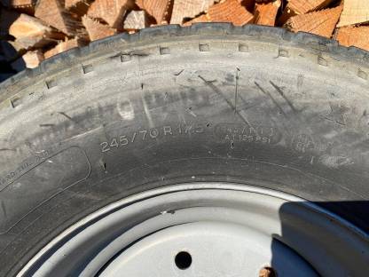 Bild 5:Spikereifen mit Felgen