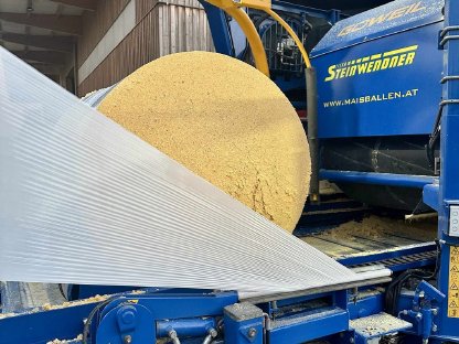 Bild 2:Maisballenpressen