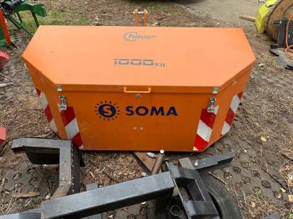 Bild 2:Hauer Werkzeugkiste mit integr. Frontgewicht