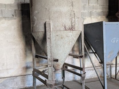 Bild 4:Div. Futterlagerbehälter und Silos