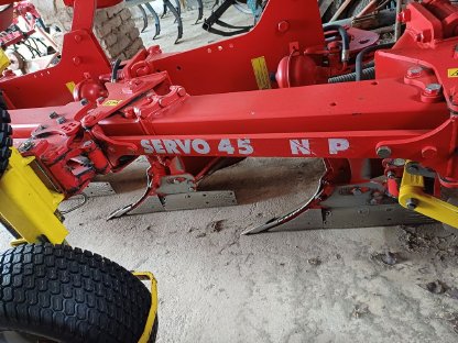 Bild 5:Pöttinger Servo 45-NP, 5 Scharen, hydr. Steinsicherung