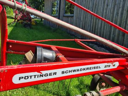 Bild 2:Pöttinger Schwadkreisel 272