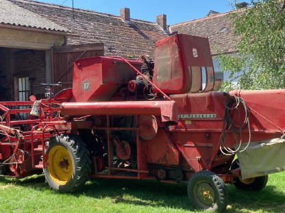 Bild 5:Massey Ferguson MF 87 Mähdrescher