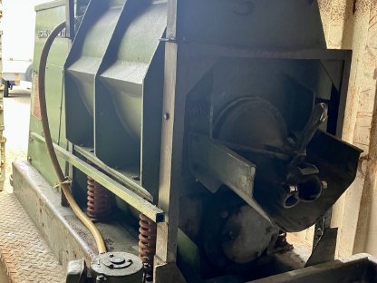 Bild 3:Walther Trowal Trogvibrator (Gleitschleifmaschine)