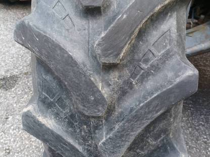 Bild 4:380/70R24 Kompletträder