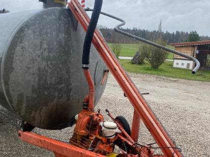 Bild 6:Bauer Güllefass