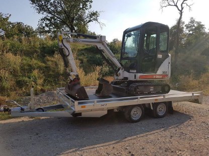 Bobcat 322 Minibagger mit Saris Anhänger